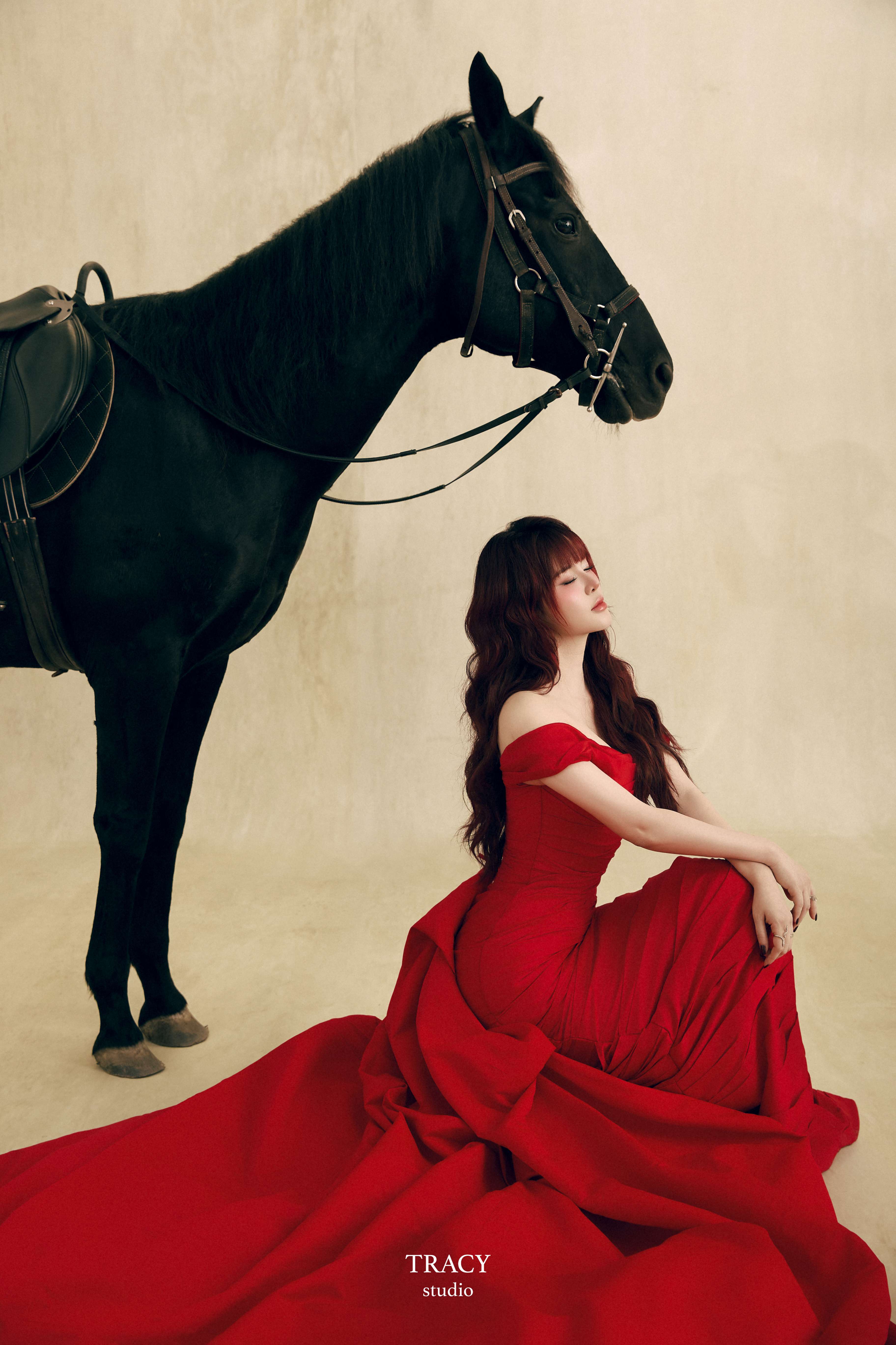 frontend/img/gallery/anh-tet-yem-ao-dai/tracy-studio-chup-concept-ngua-ma-dao (1).jpg